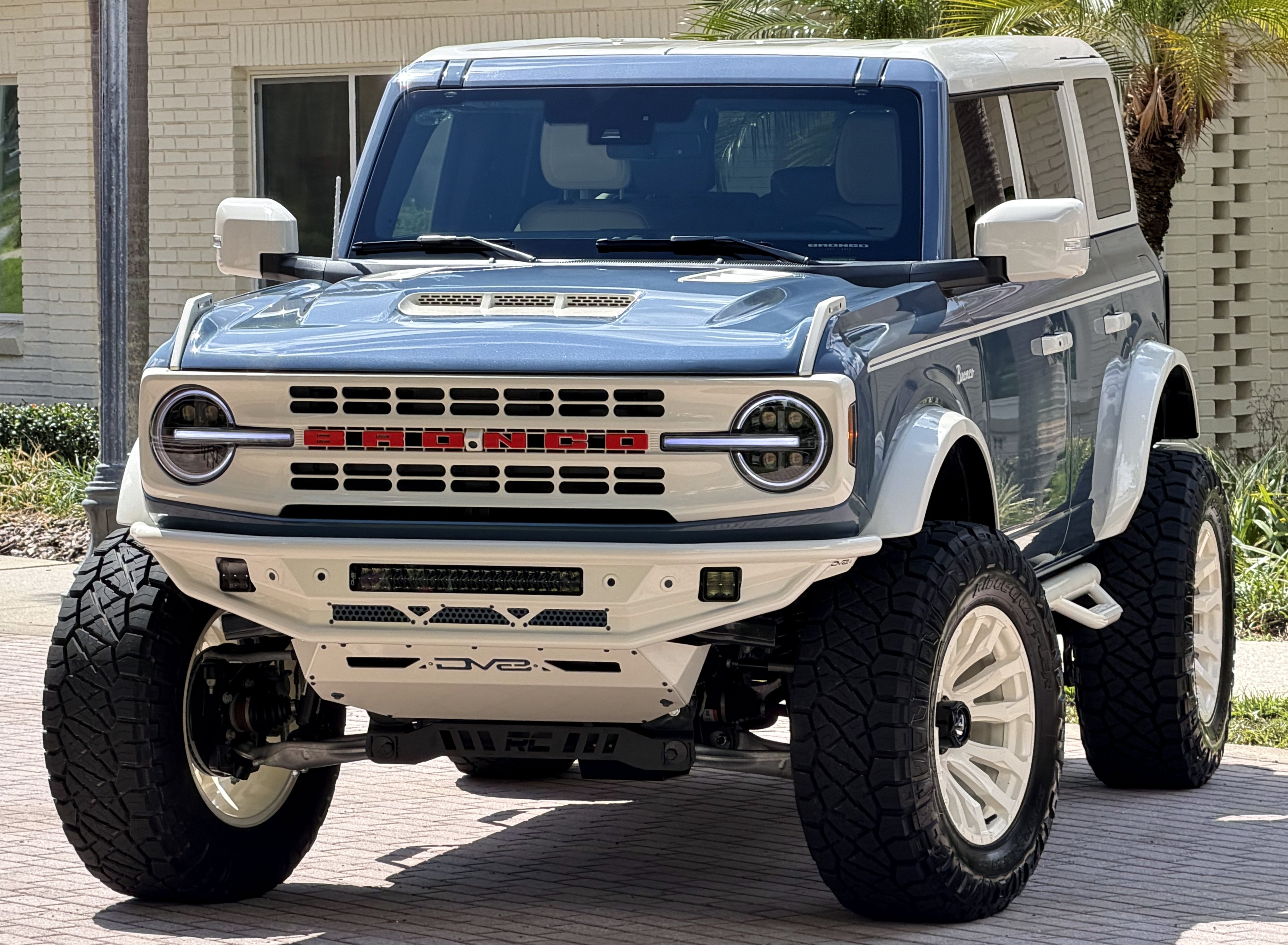 2025 Ford Bronco V6 Wimbledon White & Azure Retro Outer Banks Luxury Pkg Custom Lifted