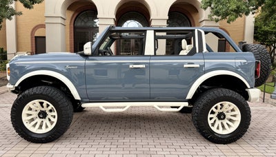 2025 Ford Bronco V6 Wimbledon White & Azure Retro Outer Banks Custom Lifted