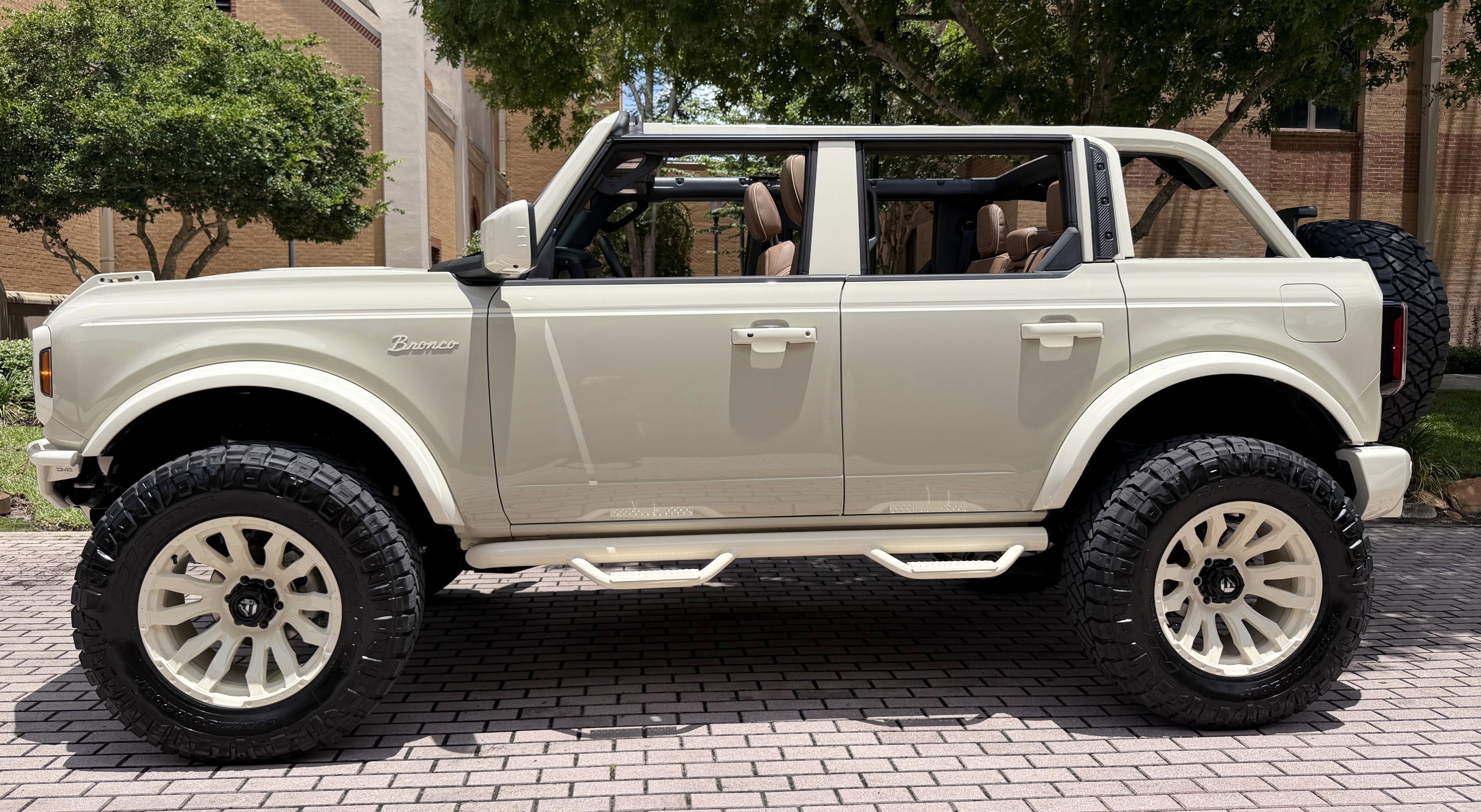 2026 Ford Bronco V6 Wimbledon White Retro Outer Banks Luxury Pkg Custom Lifted